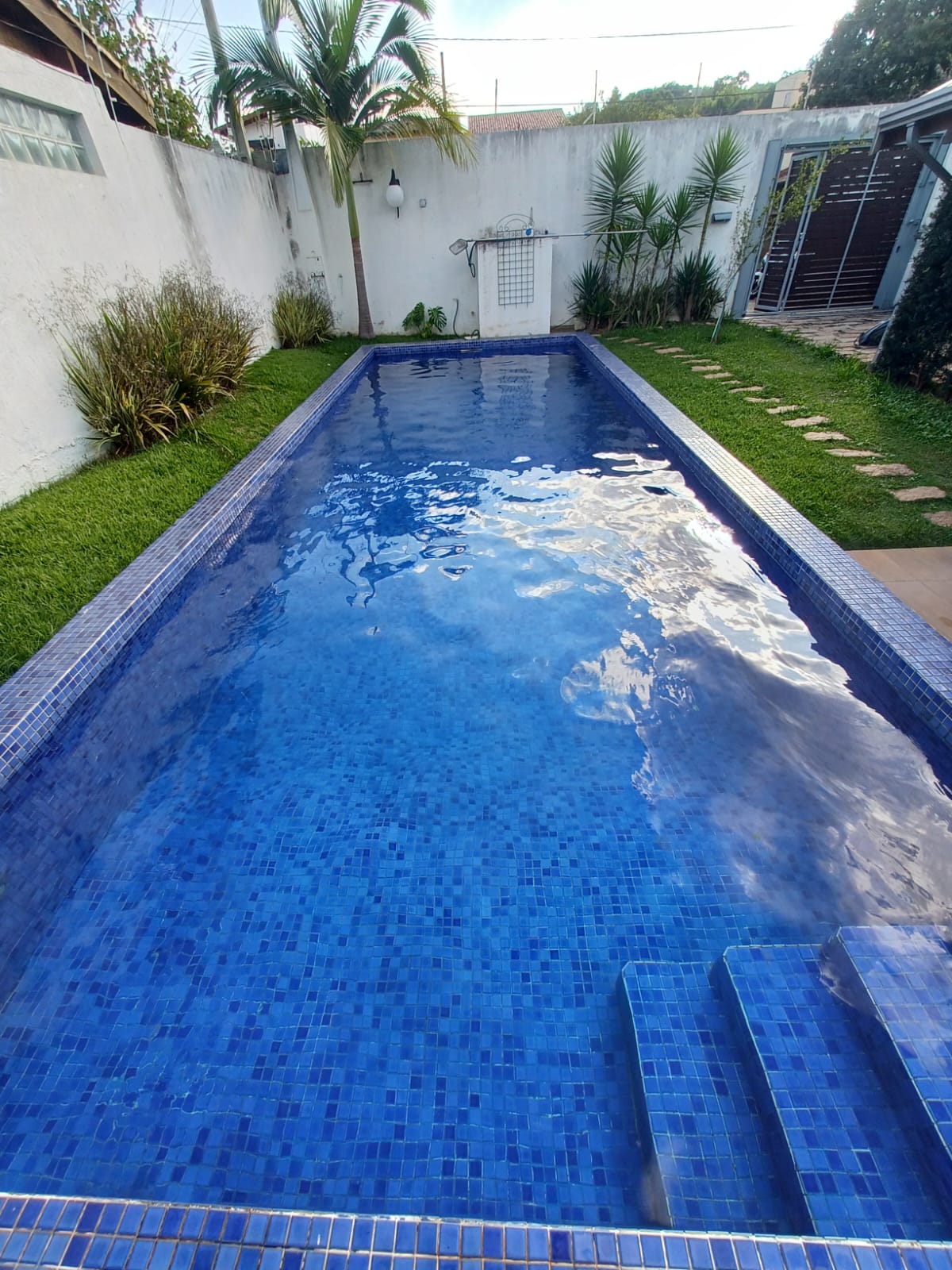 Piscina residencial limpa com revestimento azul