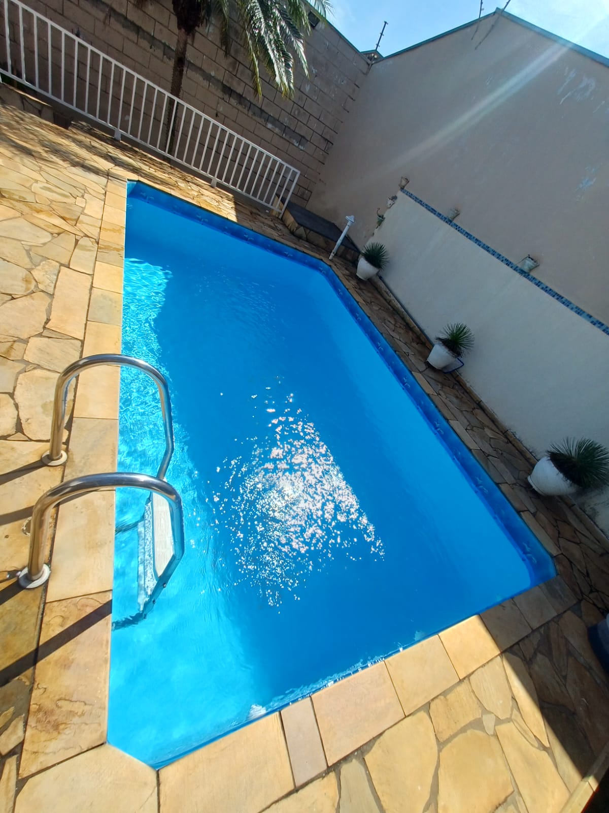 Piscina residencial azul e cristalina
